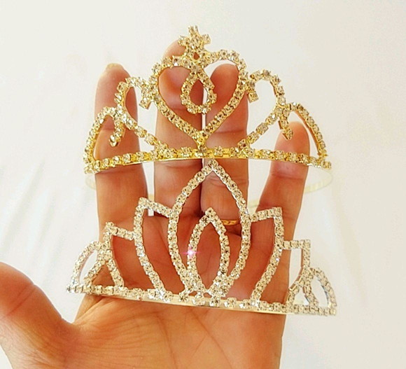 Tiara de Princesa Luxo Metal com Strass Dourada ou Prateada Suave