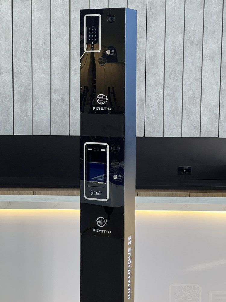 TOTEM DE DUPLA ALTURA PERSONALIZADO - ENTRADA VEICULAR DE SERVIÇO