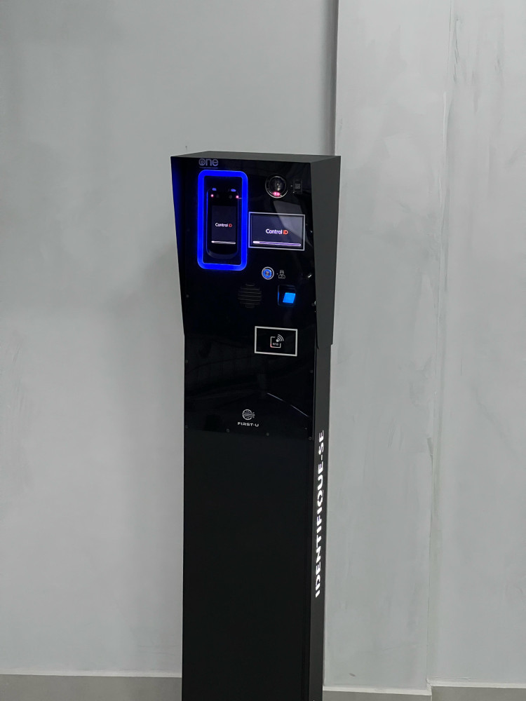 TOTEM DE ALTURA SIMPLES PERSONALIZADO - ENTRADA VEICULAR