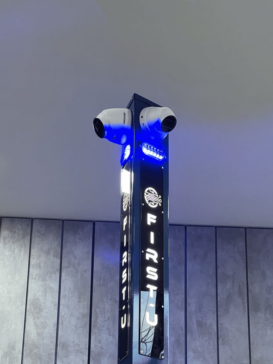 TORRE DE VIGILÂNCIA TRIANGULAR - 3 ÂNGULOS P/ CÂMERA + LED (OPCIONAL)